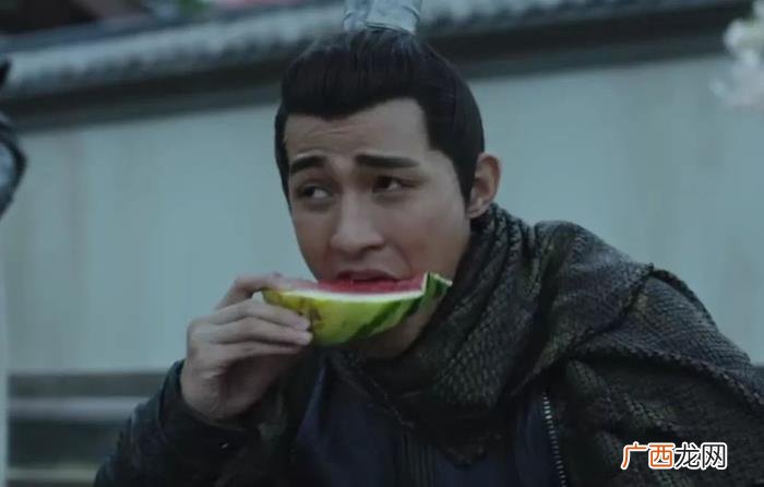 王俊凯合照，和李子峰跨越几年的合照可看王俊凯成长多快