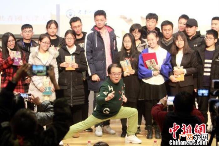 温瑞安的诗,温瑞安亮相天津大学擂鼓吟诗谈武侠