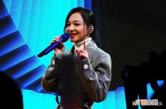 张韶涵人气，张韶涵湖北宜昌露天商演人气爆棚致交通瘫痪