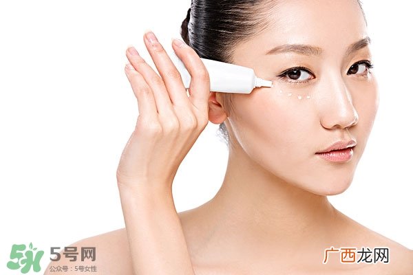 用眼霜前要用爽肤水吗,擦眼霜之前要擦水吗