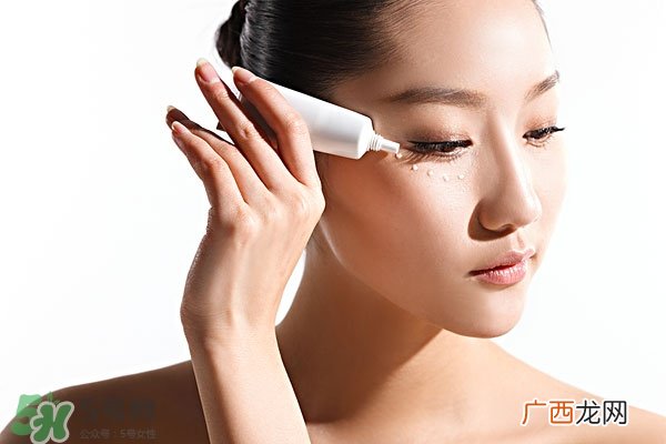 用眼霜前要用爽肤水吗,擦眼霜之前要擦水吗