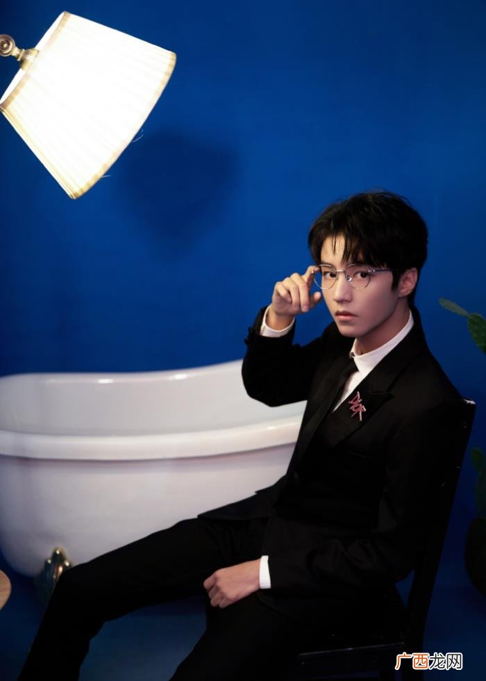 王俊凯红毯，王俊凯金丝眼镜造型亮相中国歌曲TOP排行榜红毯