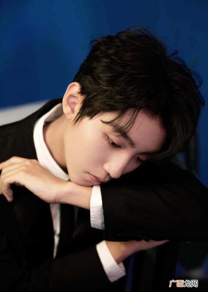 王俊凯红毯，王俊凯金丝眼镜造型亮相中国歌曲TOP排行榜红毯
