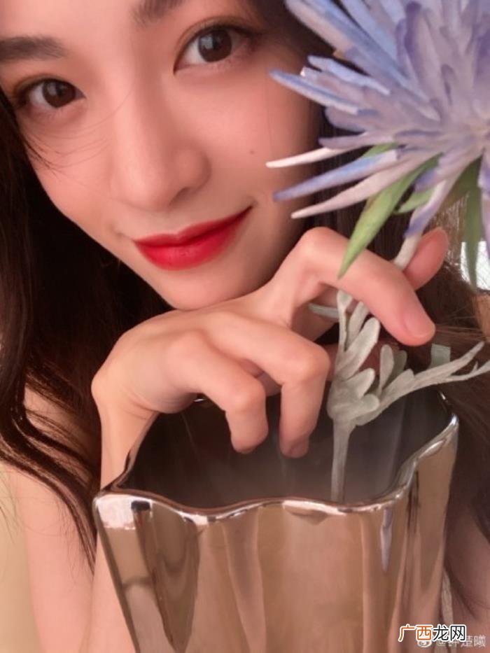 钟楚曦微博，钟楚曦微博营业晒九宫格自拍身材好绝