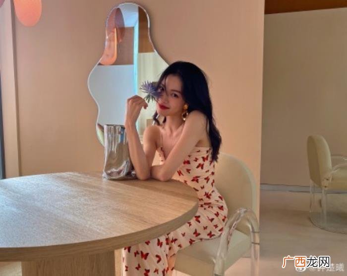 钟楚曦微博，钟楚曦微博营业晒九宫格自拍身材好绝