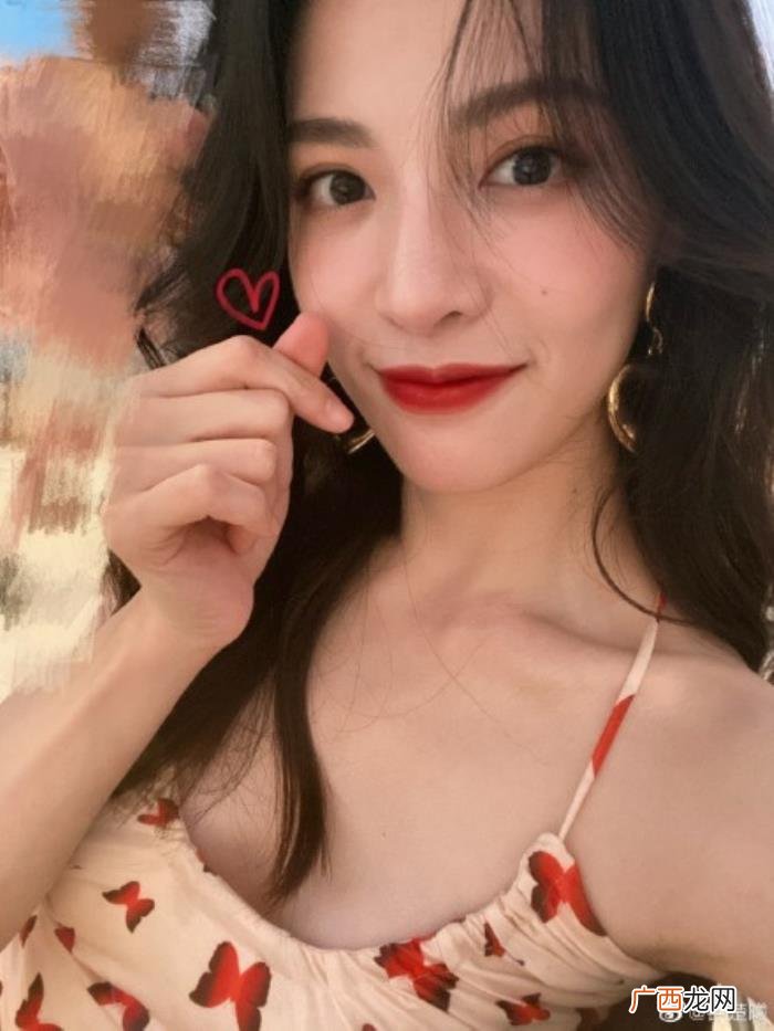 钟楚曦微博，钟楚曦微博营业晒九宫格自拍身材好绝