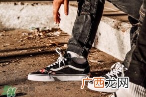 amac customs与vans高定鞋子多少钱？