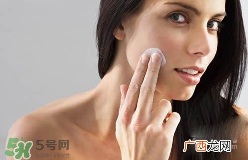 先用磨砂膏还是先用洗面奶？磨砂膏和洗面奶哪个先用？