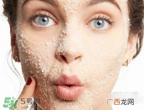 先用磨砂膏还是先用洗面奶？磨砂膏和洗面奶哪个先用？