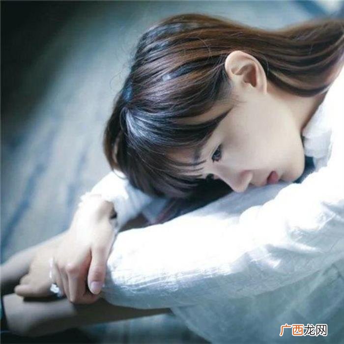 一个人深夜孤独的心情说说 黑夜总想哭一个人太孤独