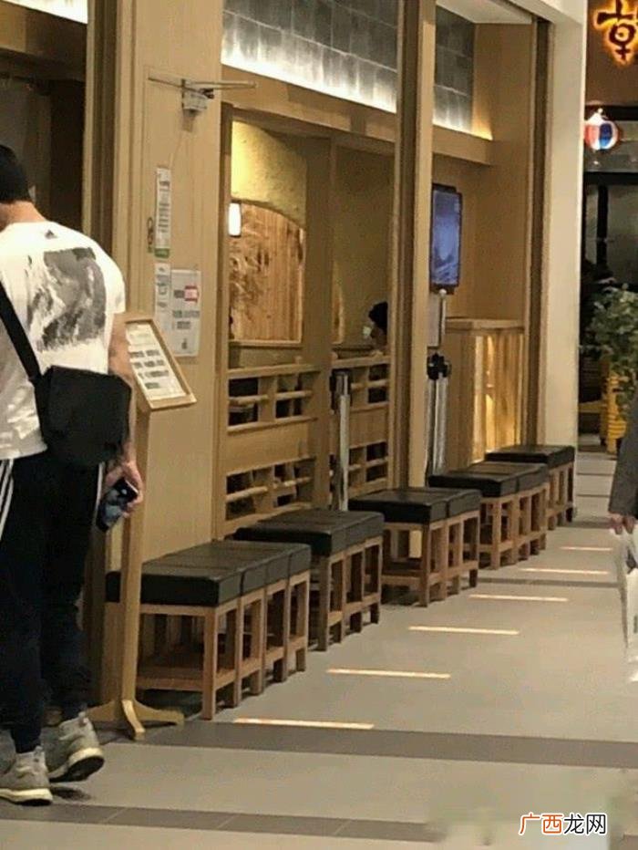 周杰伦最近，因疫情延后12场演唱会的周杰伦最近在干什么