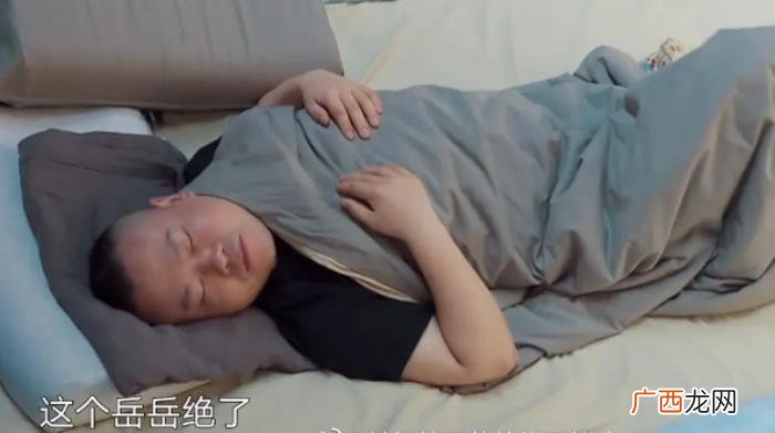 岳云鹏偶像，岳云鹏节目上紧搂女偶像遭批不避嫌