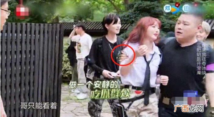 岳云鹏偶像，岳云鹏节目上紧搂女偶像遭批不避嫌