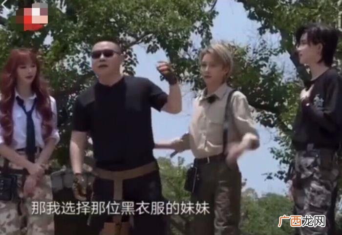 岳云鹏偶像，岳云鹏节目上紧搂女偶像遭批不避嫌