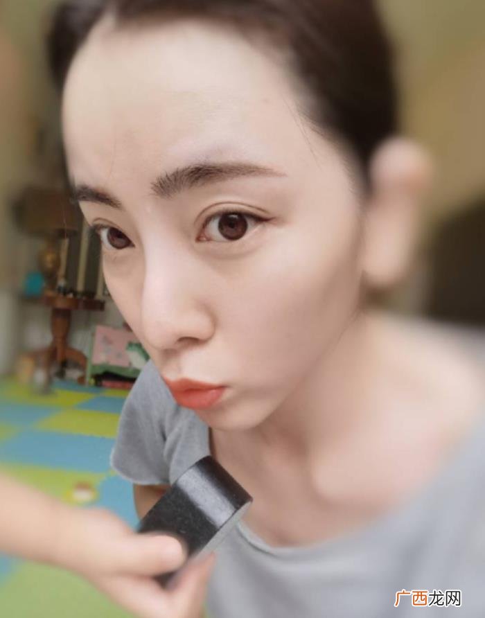 李思思晒照，34岁李思思晒健身照儿子意外入镜