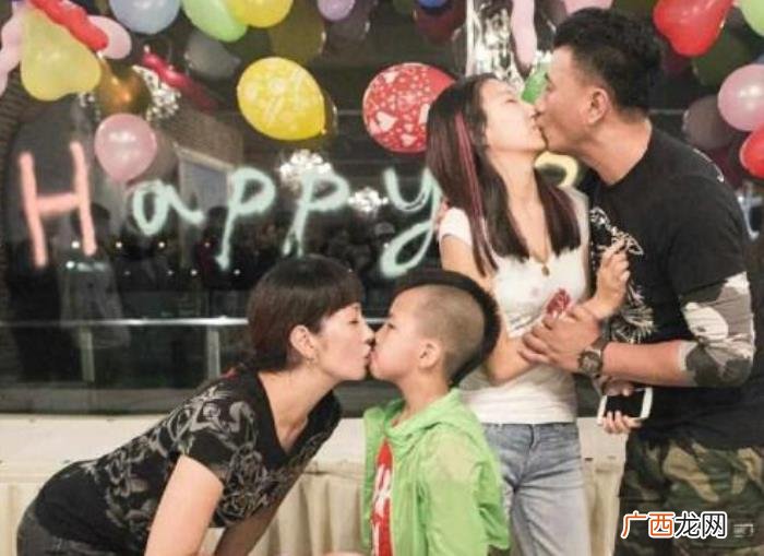 王嘉尔被亲，王嘉尔与妈妈在公众场合亲吻有点不好接受
