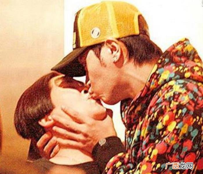 王嘉尔被亲，王嘉尔与妈妈在公众场合亲吻有点不好接受