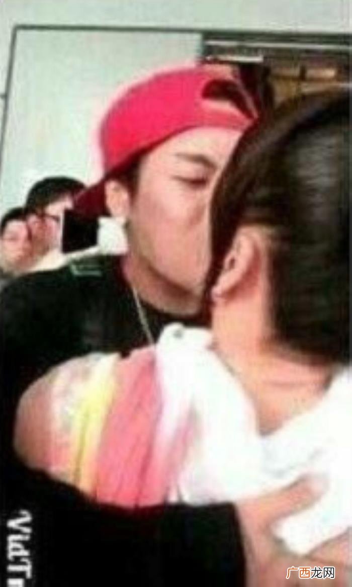 王嘉尔被亲，王嘉尔与妈妈在公众场合亲吻有点不好接受