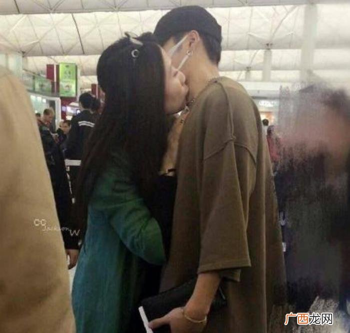 王嘉尔被亲，王嘉尔与妈妈在公众场合亲吻有点不好接受