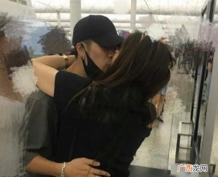 王嘉尔被亲，王嘉尔与妈妈在公众场合亲吻有点不好接受
