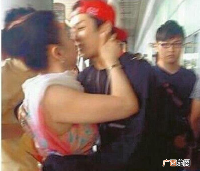 王嘉尔被亲，王嘉尔与妈妈在公众场合亲吻有点不好接受