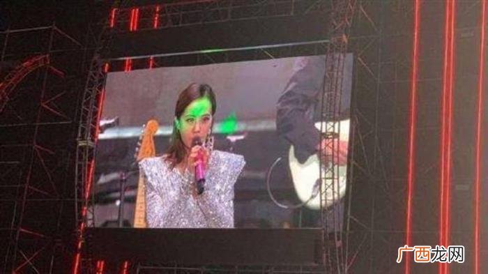 王俊凯蓝笔，TFBOYS六周年演唱会王俊凯被激光笔照射