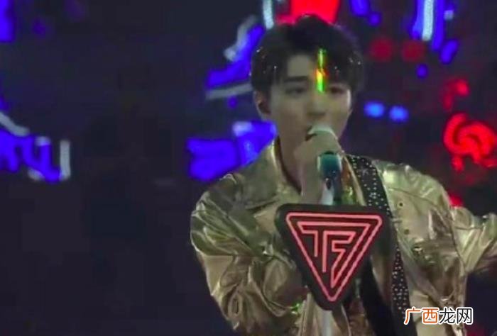 王俊凯蓝笔，TFBOYS六周年演唱会王俊凯被激光笔照射