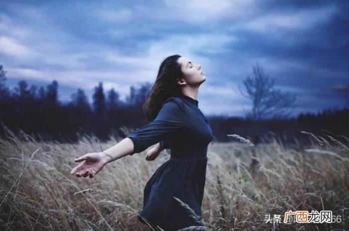 形容无法诉说的委屈的句子 一个人委屈到哭的句子
