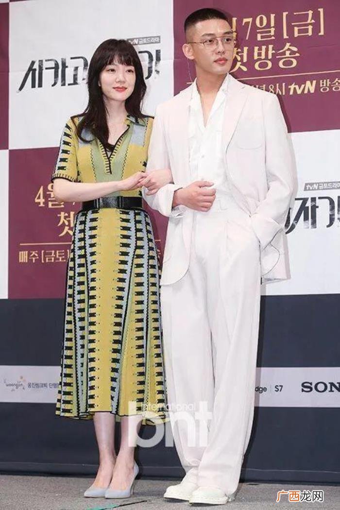刘亚仁恋情，韩国男星刘亚仁疑似公开与男朋友的恋情