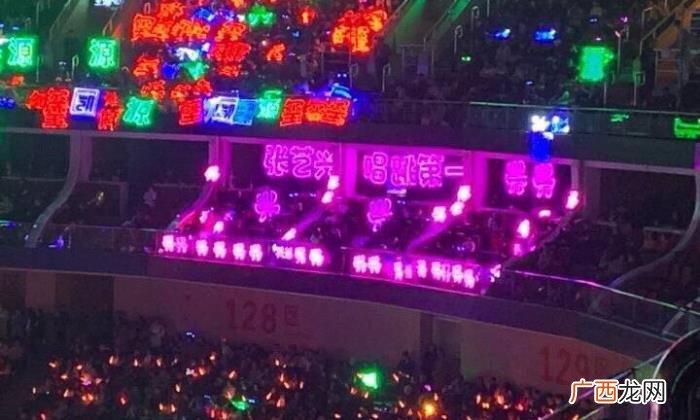 张艺兴应援，跨年晚会张艺兴应援灯牌成全场焦点