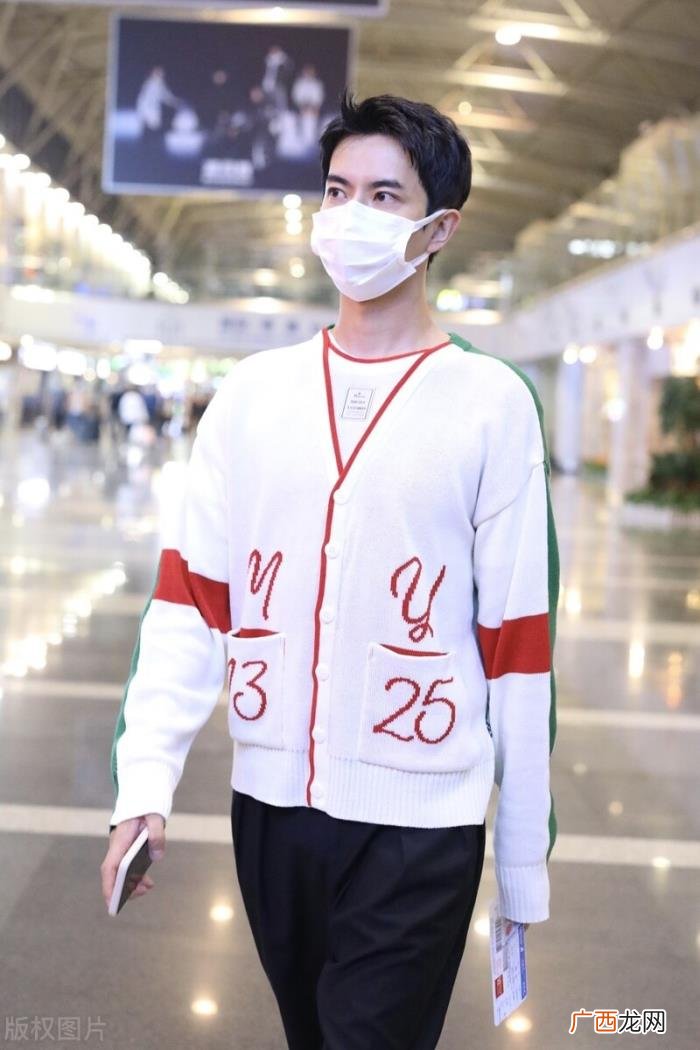 于朦胧机场，于朦胧白色针织外套搭黑色休闲裤现身机场