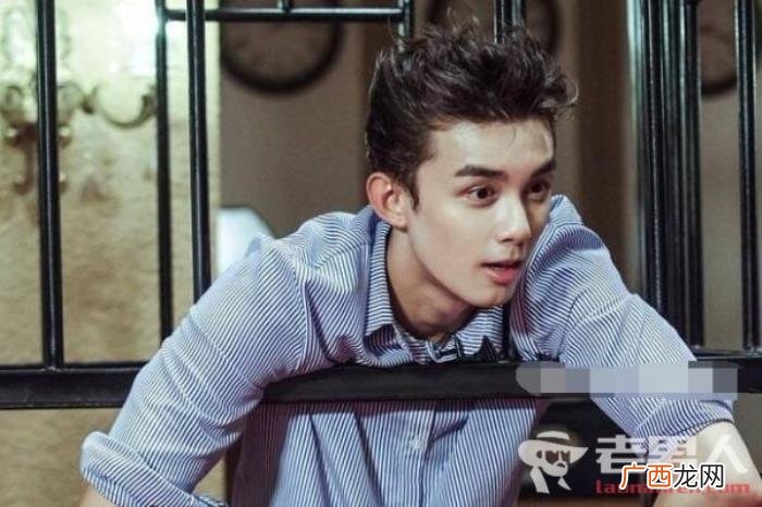 吴磊是同吗，吴磊在哪个学校上学和关晓彤是同学吗