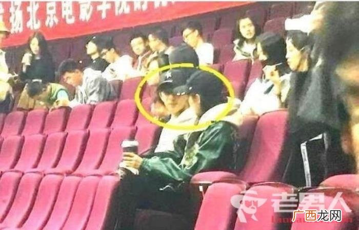 吴磊是同吗，吴磊在哪个学校上学和关晓彤是同学吗