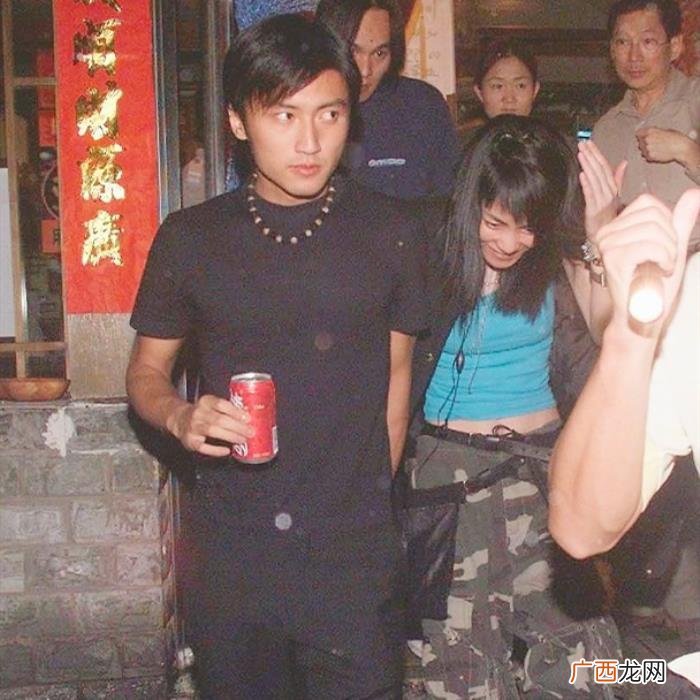 牵手男友击破分手谣言 暧昧期牵手拥抱要拒绝吗