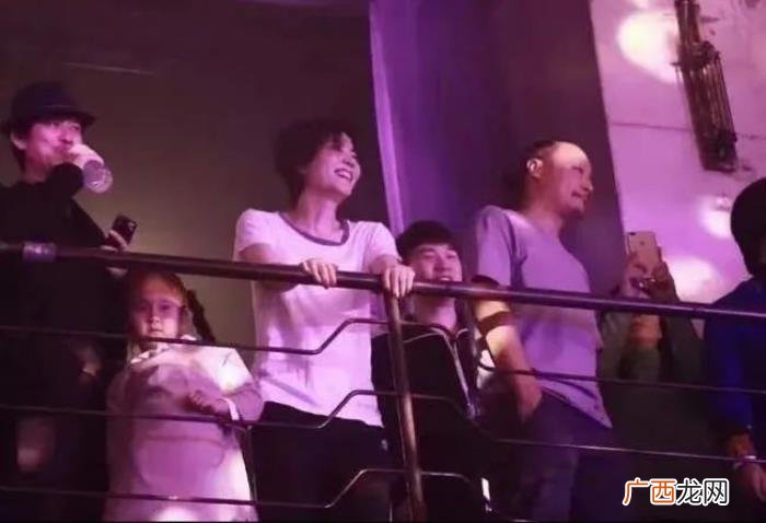 牵手男友击破分手谣言 暧昧期牵手拥抱要拒绝吗
