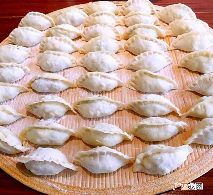 自己包饺子的幽默心情说说 晒饺子的幽默说说