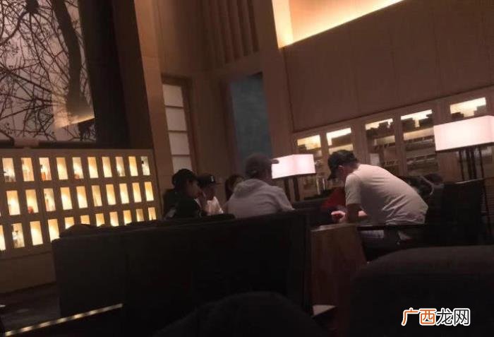 陈赫抽烟吗，关晓彤鹿晗陈赫在日本居酒屋抽烟尬聊