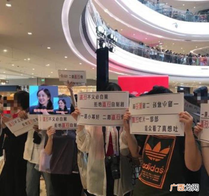 杨幂家口号，杨幂粉丝出现活动现场喊口号手撕嘉行