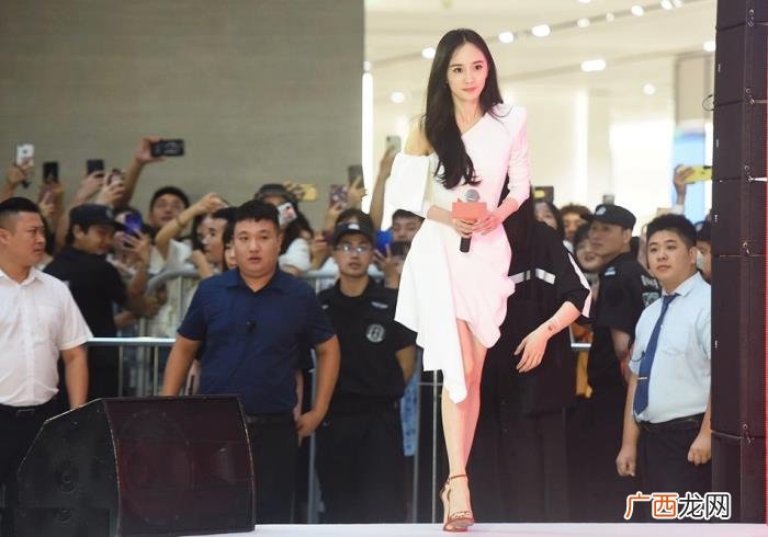 杨幂家口号，杨幂粉丝出现活动现场喊口号手撕嘉行