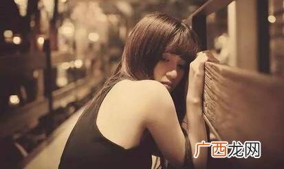 为什么一个女生明明很喜欢你却又躲着你？