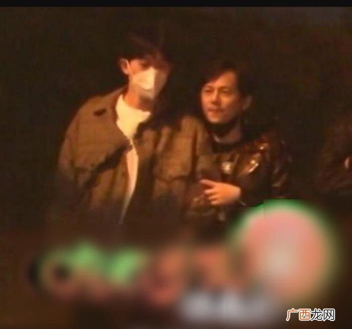 何炅与男子十指紧扣还摸脸依偎 男生会随便十指紧扣吗