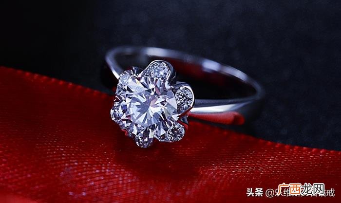 圣诞节表白送定制钻戒合适吗 圣诞节表白送什么好