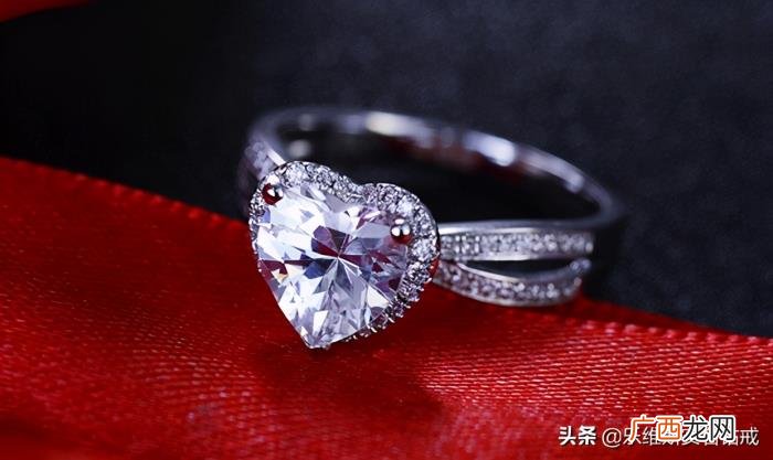 圣诞节表白送定制钻戒合适吗 圣诞节表白送什么好