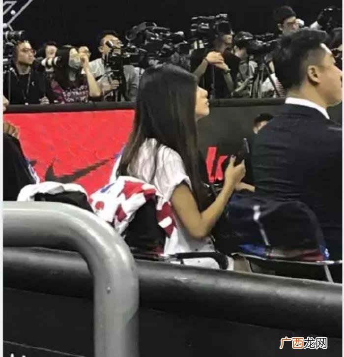 天王周杰伦，天王周杰伦台上演唱竟脱得只乘下内裤