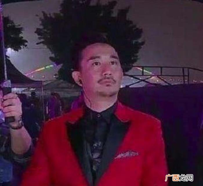天王周杰伦，天王周杰伦台上演唱竟脱得只乘下内裤