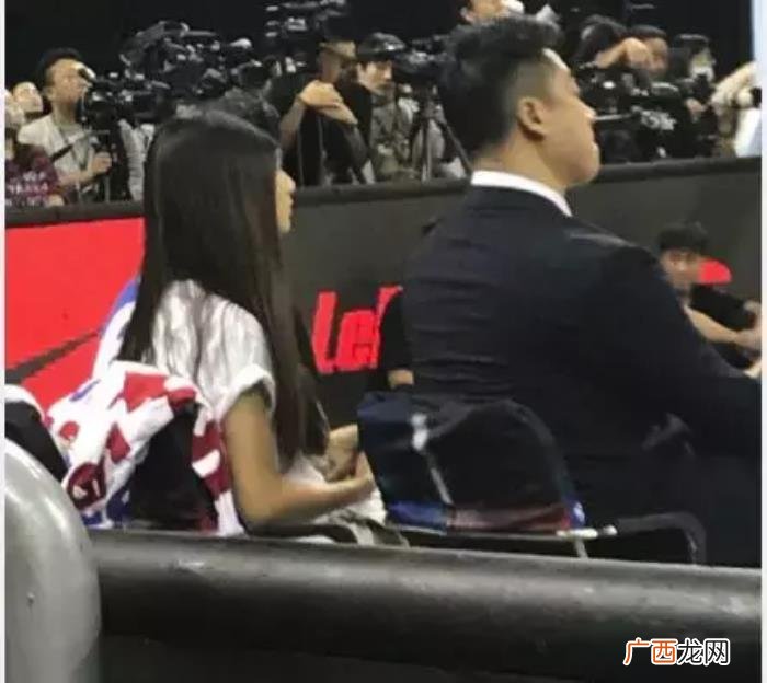 天王周杰伦，天王周杰伦台上演唱竟脱得只乘下内裤