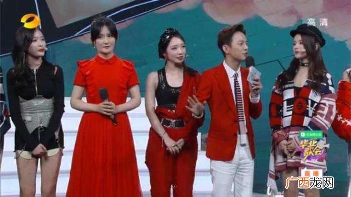 天王周杰伦，天王周杰伦台上演唱竟脱得只乘下内裤