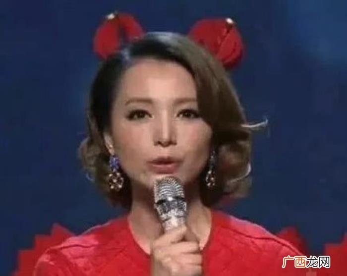 天王周杰伦，天王周杰伦台上演唱竟脱得只乘下内裤