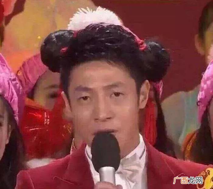 天王周杰伦，天王周杰伦台上演唱竟脱得只乘下内裤