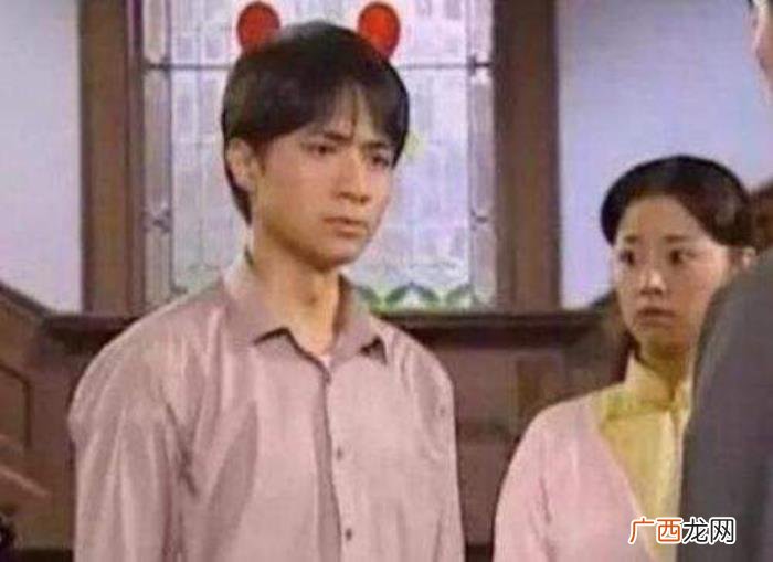 天王周杰伦，天王周杰伦台上演唱竟脱得只乘下内裤
